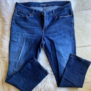 Men’s Signature Levi’s- 34 modern slim, dark wash.